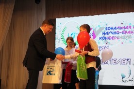 Сергей Ладанов наградил участников конференции Академии юных исследователей 